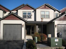 135 Casey Way in Central Point, OR - Building Photo