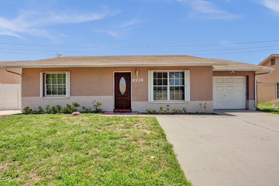 6214 Wauconda Way W in Greenacres, FL - Building Photo