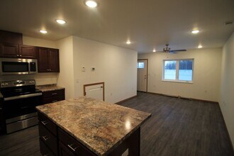 560 S Santa Claus Ln-Unit -#B in North Pole, AK - Foto de edificio - Building Photo
