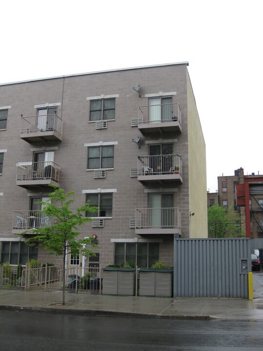 29 Meserole St in Brooklyn, NY - Building Photo