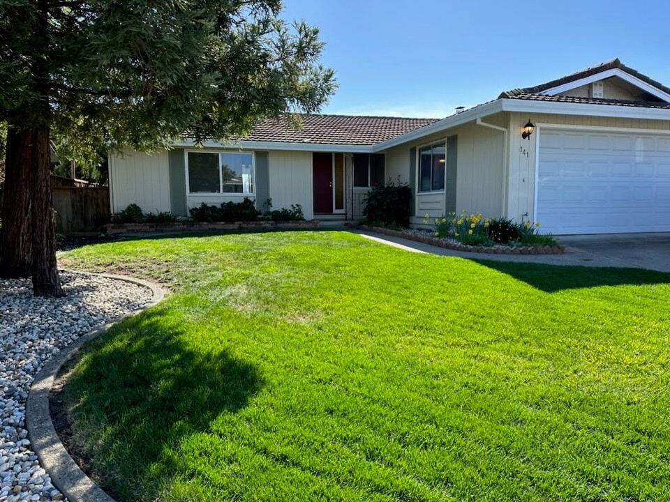 141 Dardanelle Ct in Martinez, CA - Foto de edificio