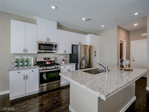 9253 Casa Sierra Ln in Las Vegas, NV - Building Photo - Building Photo