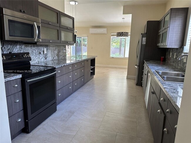 840 NE 159th St in North Miami Beach, FL - Building Photo - Building Photo