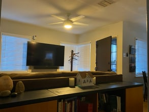 636 E 121st Pl in Los Angeles, CA - Foto de edificio - Building Photo