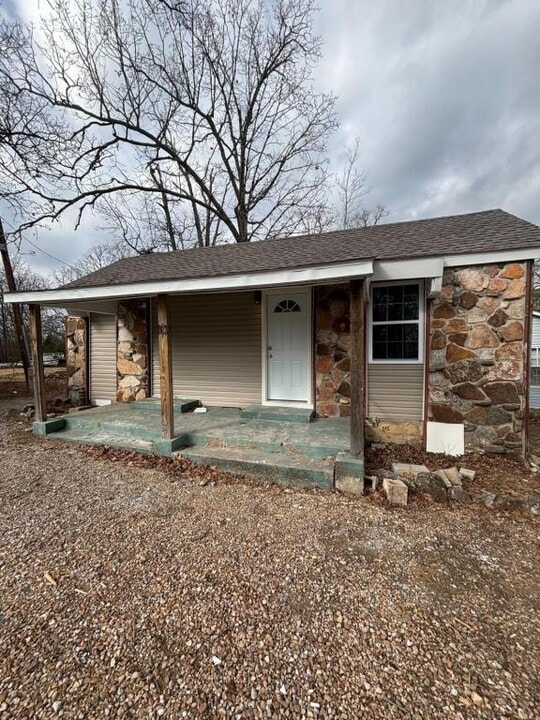 1396 Cranfield Rd in Mountain Home, AR - Foto de edificio