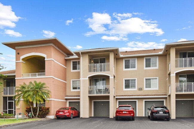 6556 Emerald Dunes Dr in Royal Palm Beach, FL - Building Photo - Building Photo