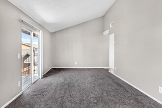 Green Tree Park Apt in Hemet, CA - Building Photo - Interior Photo