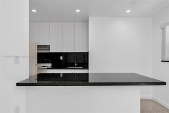 559 SW 10th St in Miami, FL - Building Photo - Building Photo