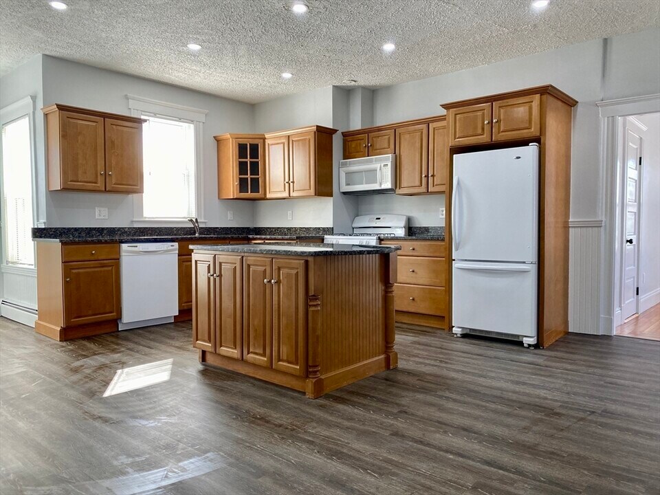 24 Hancock St in Peabody, MA - Building Photo