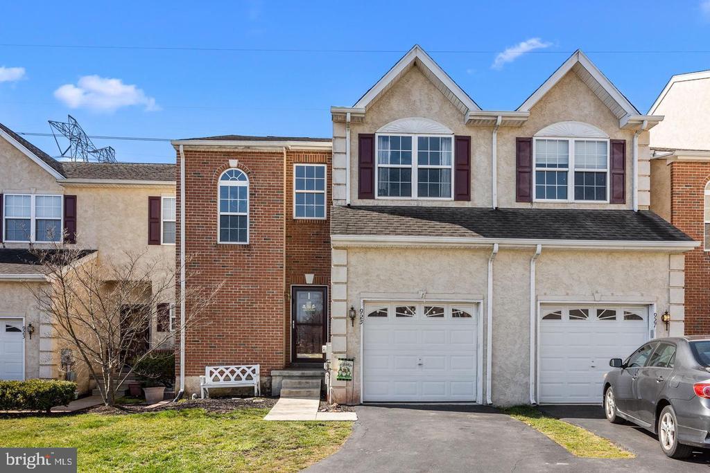 925 Shenkle Dr in Collegeville, PA - Building Photo