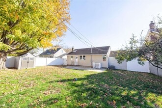 24 Woodbine Dr S in Hicksville, NY - Foto de edificio - Building Photo
