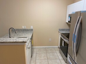 9314 Crescent Loop Cir, Unit 203 in Tampa, FL - Building Photo - Building Photo