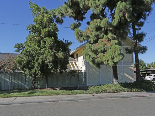 Dove's Nest Apartments in Clovis, CA - Building Photo - Building Photo