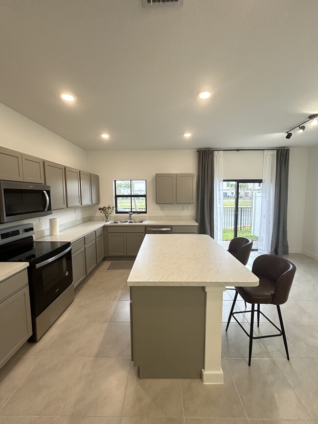 876 NW 3rd Way in Pompano Beach, FL - Building Photo - Building Photo