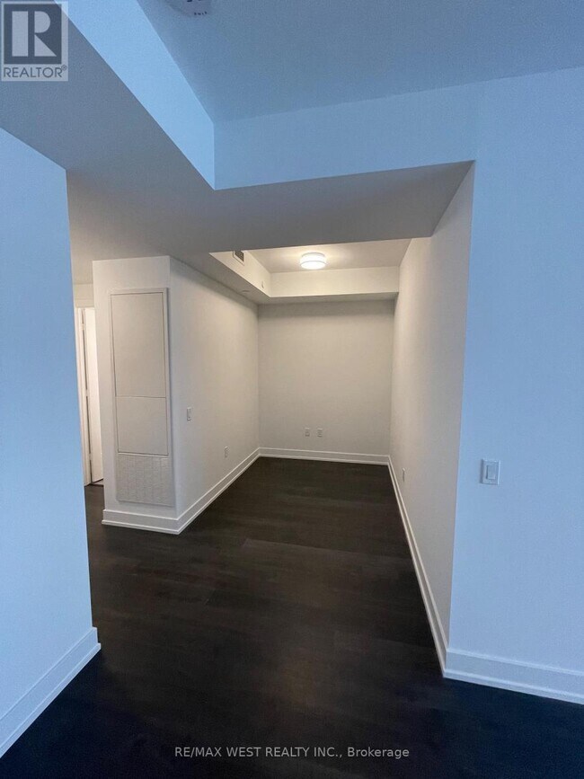 30 Inn On The Pk Dr in Toronto, ON - Building Photo - Building Photo