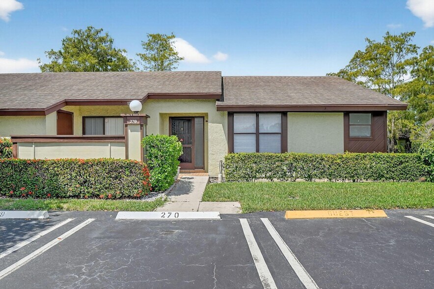 270 Beaver Dam Ct in Royal Palm Beach, FL - Building Photo
