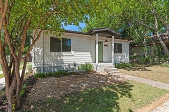 1300 Perez St in Austin, TX - Building Photo - Building Photo