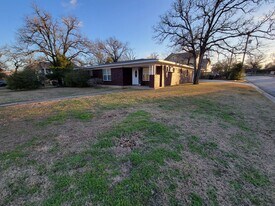 4200 Oaklawn St in Bryan, TX - Building Photo