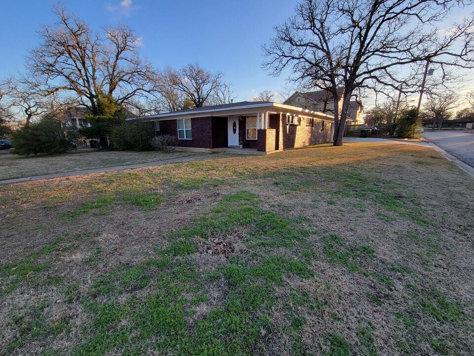 4200 Oaklawn St in Bryan, TX - Building Photo