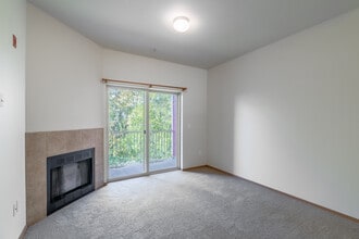 Briarwood Apartments in Bellingham, WA - Building Photo - Interior Photo