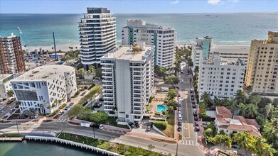 3200 Collins Ave in Miami Beach, FL - Building Photo - Building Photo