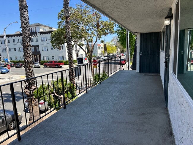 1172 E 1st St, Unit 1174 in Long Beach, CA - Foto de edificio - Building Photo
