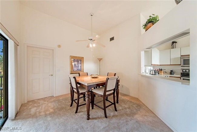 643 Beachwalk Cir in Naples, FL - Foto de edificio - Building Photo