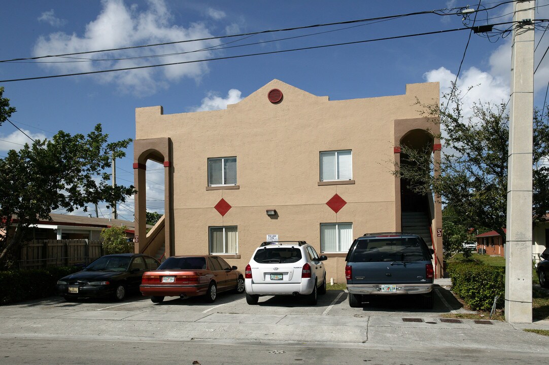 2322 W 5th Way in Hialeah, FL - Building Photo