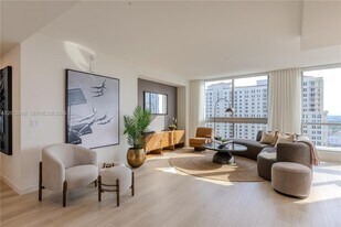 333 S New River Dr E in Fort Lauderdale, FL - Building Photo