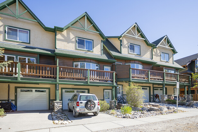 833 5 St in Canmore, AB - Building Photo - Building Photo