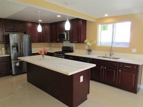 8050 Columbus St in San Diego, CA - Building Photo - Building Photo