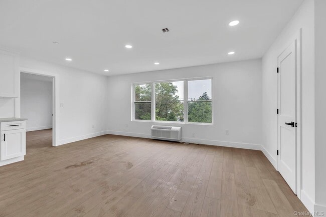 74 Broadway in Freeport, NY - Foto de edificio - Building Photo