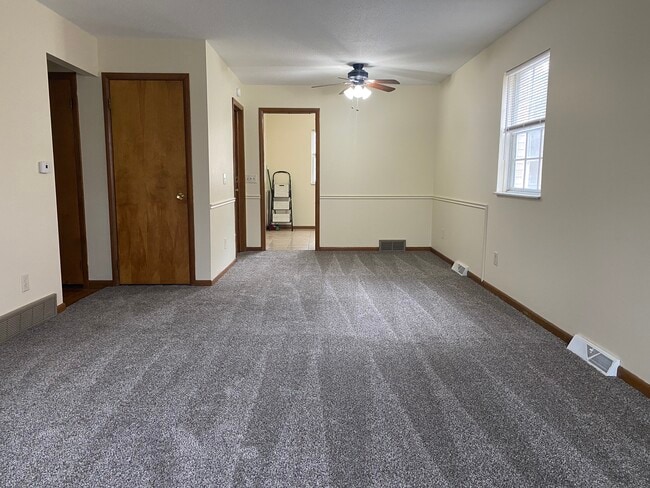 3933 Clareridge Dr, Unit #1 Lower in Toledo, OH - Building Photo - Building Photo