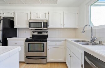 902 Caminito Madrigal in Carlsbad, CA - Building Photo - Building Photo