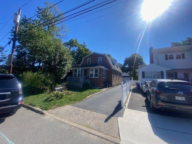 346 Pine St in South Hempstead, NY - Building Photo