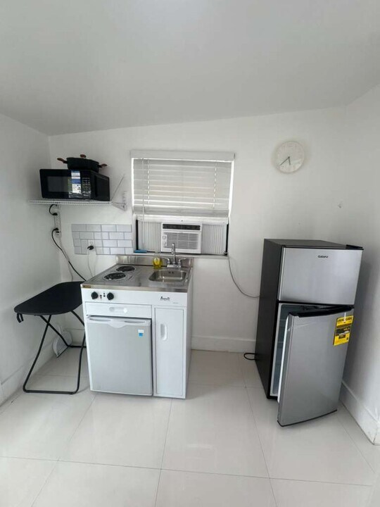 6242 SW 24th St in Miramar, FL - Foto de edificio