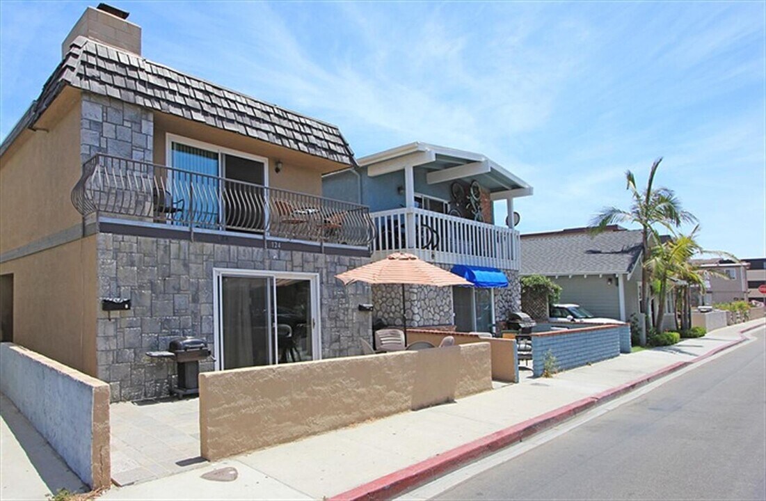 124 34th St in Newport Beach, CA - Building Photo