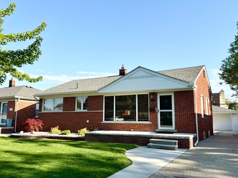 17104 Englewood Ave in Allen Park, MI - Building Photo