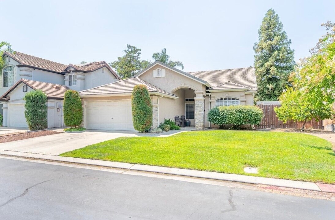 8639 N Talladega Way in Fresno, CA - Building Photo