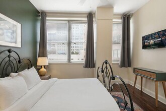 925 Common St in New Orleans, LA - Building Photo - Building Photo