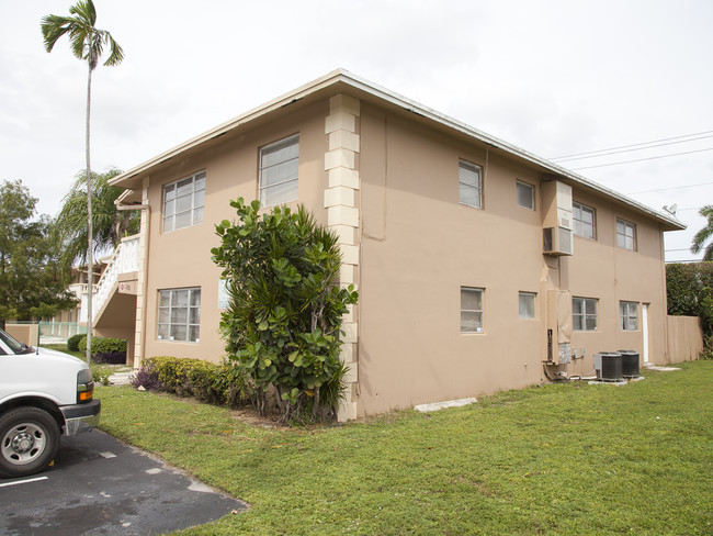 Pinecrest Pointe Apartments in Pompano Beach, FL - Foto de edificio - Building Photo