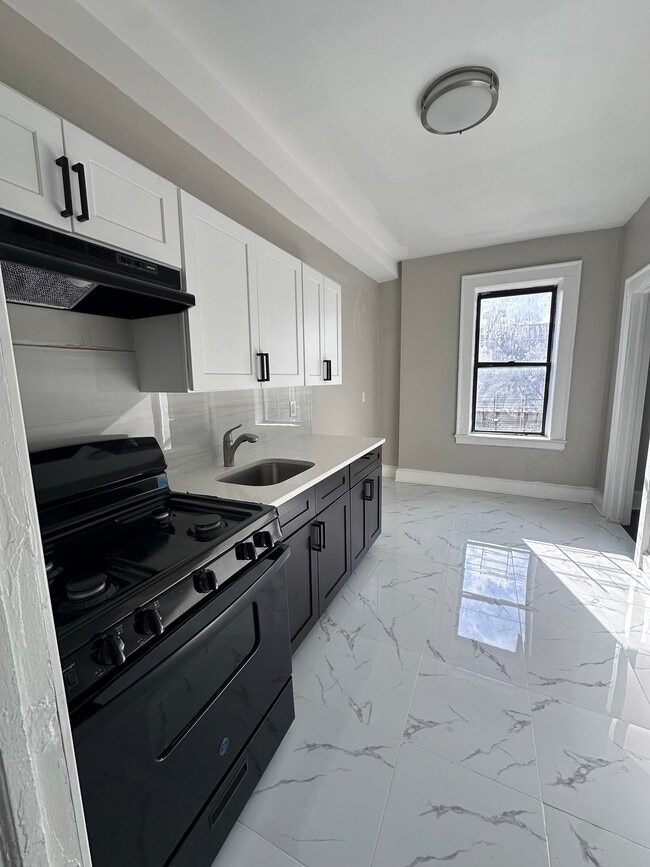 1003 S Orange Ave, Unit 305 in Newark, NJ - Building Photo - Building Photo