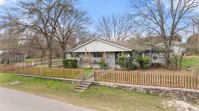 2708 Cedarhill St in Granbury, TX - Building Photo - Building Photo