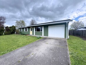 410 Crona St in Junction City, OR - Building Photo - Building Photo