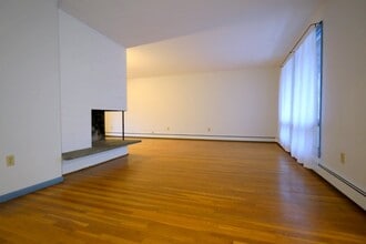 208 Grove St in Lexington, MA - Foto de edificio - Building Photo