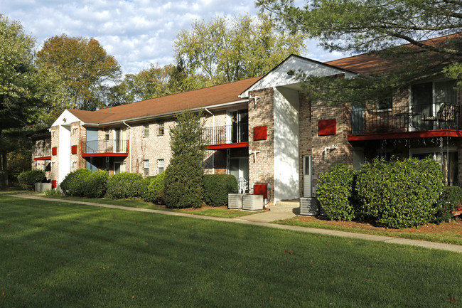 Farmingdale Gardens in Farmingdale, NJ - Foto de edificio - Building Photo