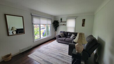 3429 Ingleside Dr in Parma, OH - Foto de edificio - Building Photo