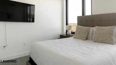 1007 S Mint St, Unit 901 in Charlotte, NC - Building Photo - Building Photo