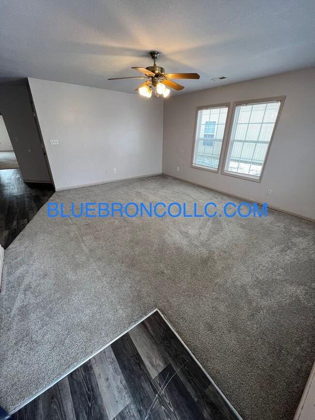 718 Meadow Ln in Peculiar, MO - Building Photo - Building Photo
