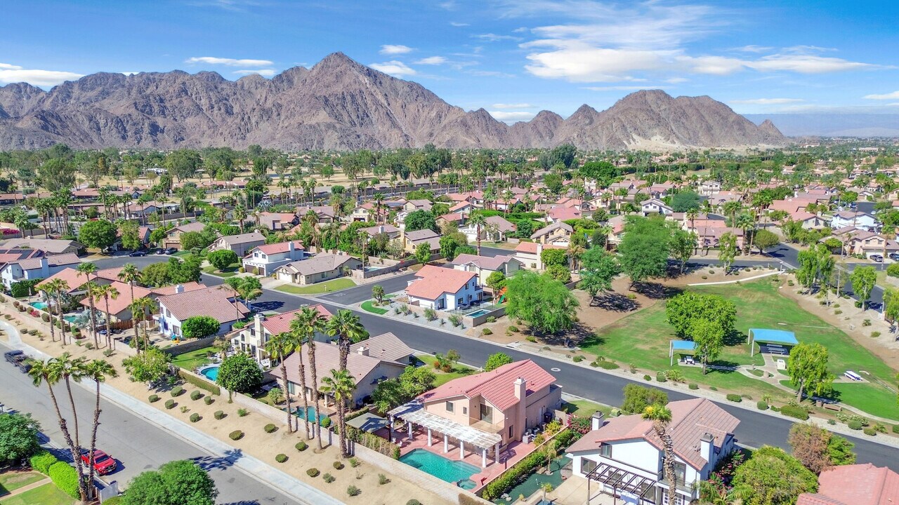 78655 Vía Sonata in La Quinta, CA - Foto de edificio